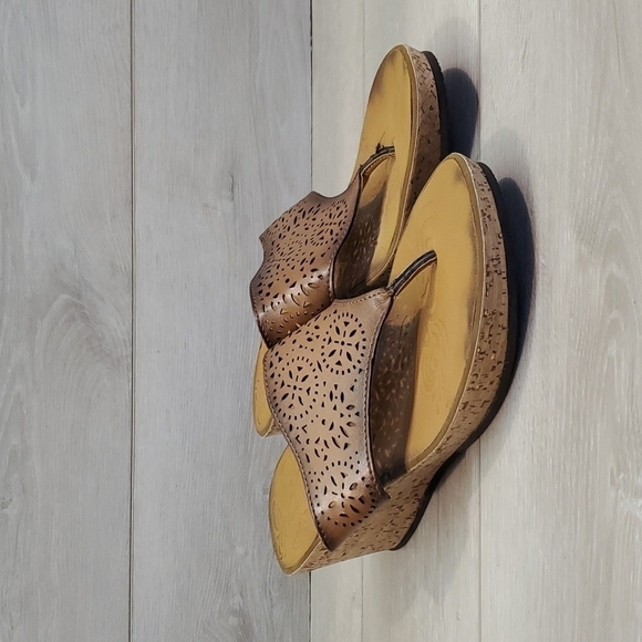 Clarks "Like New"Womens T Strap Wedge Comfort Sandals shoes sz 8M - Picture 1 of 11